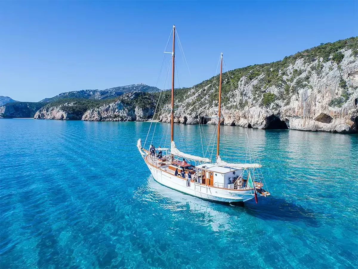 Velero en las aguas turquesas del golfo de Orosei